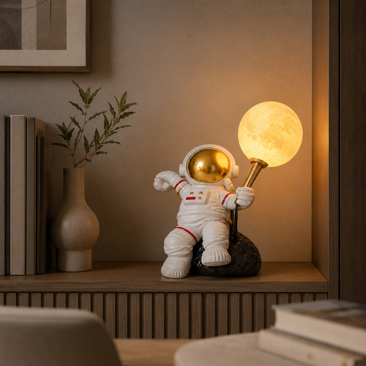 Lámpara astronauta con la luna en la mano - Image 2